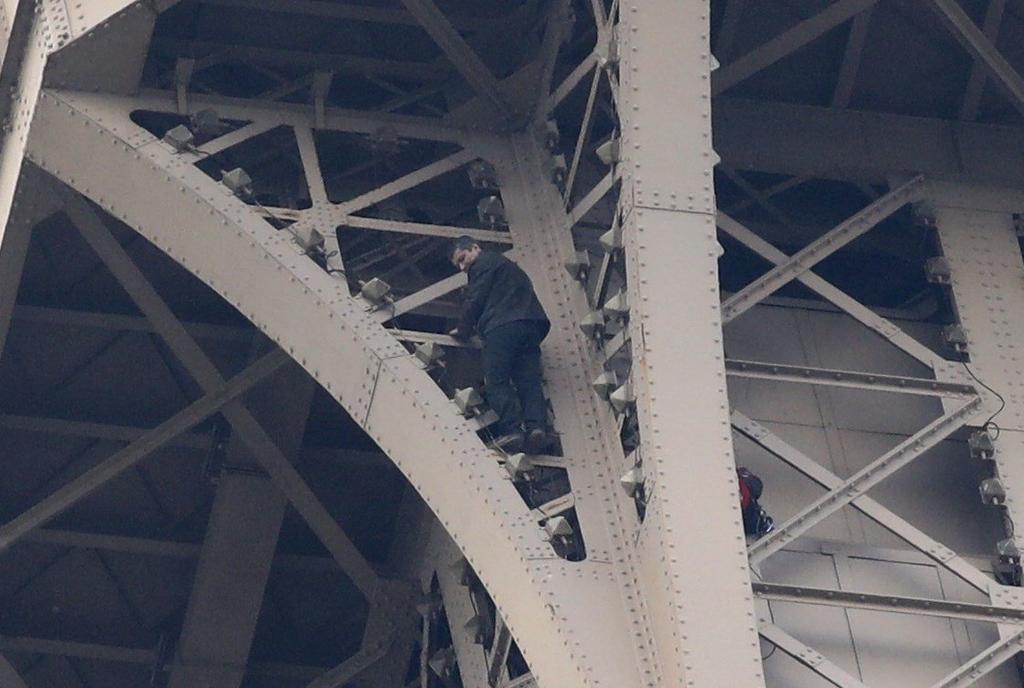 Detienen a hombre que escaló la Torre Eiffel
