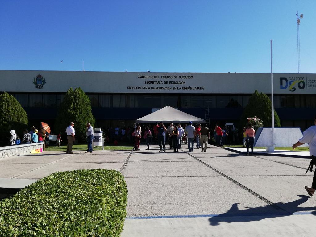 Maestros se manifiestan en Subsecretaría de Educación en Gómez Palacio