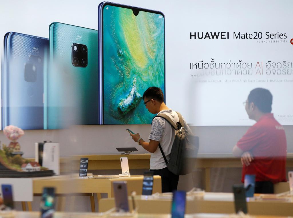 Presenta Huawei tres nuevos modelo de celulares, pese a veto