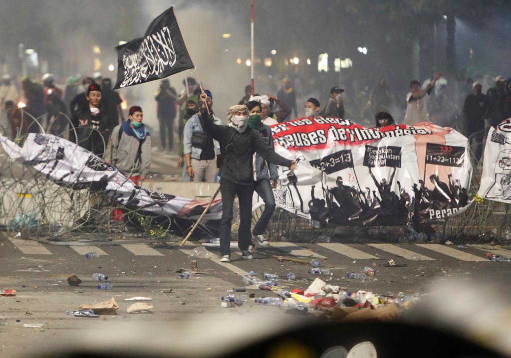 Continúa tensión en Indonesia; van 7 muertos en disturbios