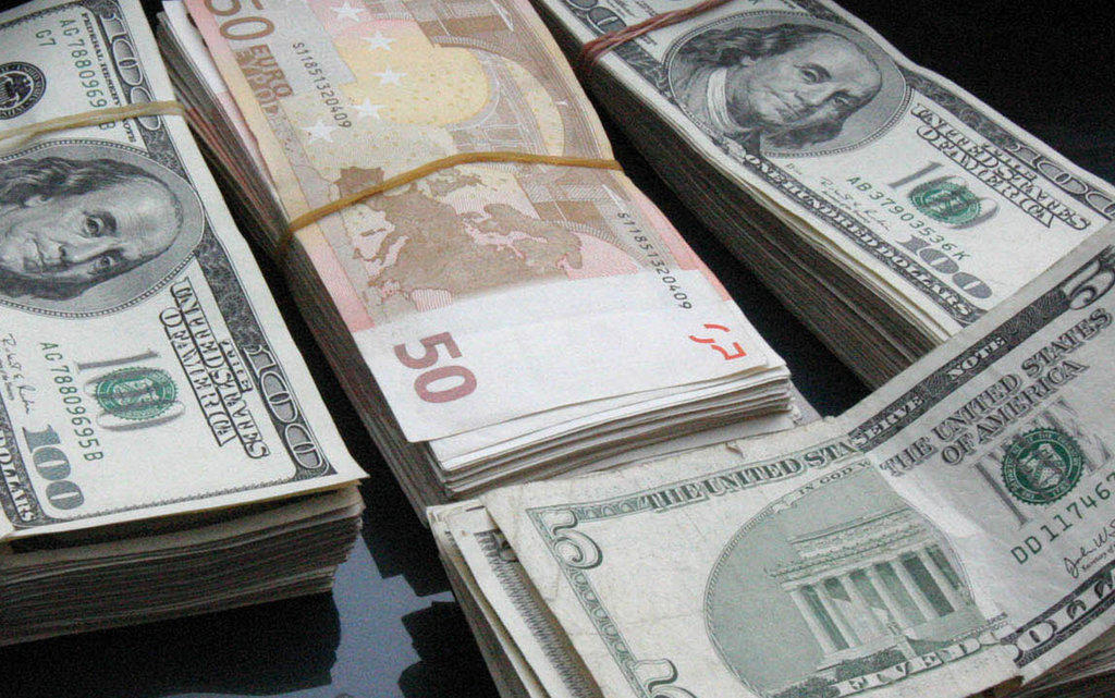 Dólar, por debajo de los 19 pesos