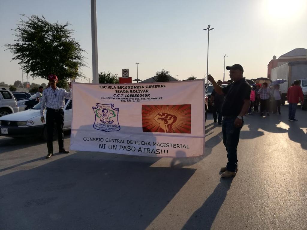 Maestros de Gómez Palacio marchan rumbo a la Subsecretaría de Gobierno