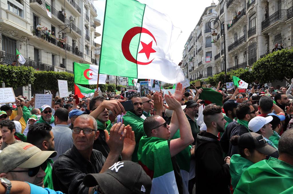 Pese a presión militar, las protestas siguen en Argelia