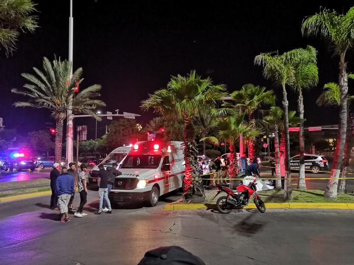 Arrolla camioneta 'fantasma' a motociclistas; un muerto