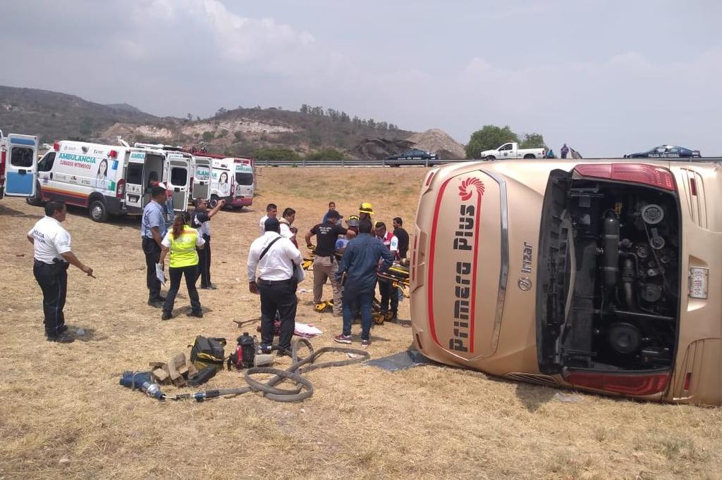 Deja volcadura de autobús un muerto y 26 heridos en Michoacán