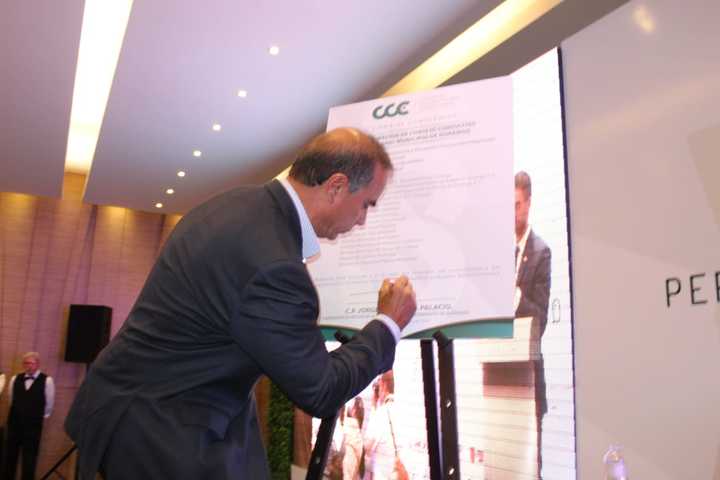 Firman convenio  candidatos con CCE
