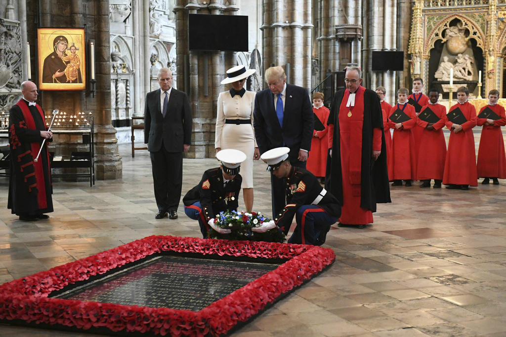 Trump presenta ofrenda floral al Soldado Desconocido en Abadía de Westminster