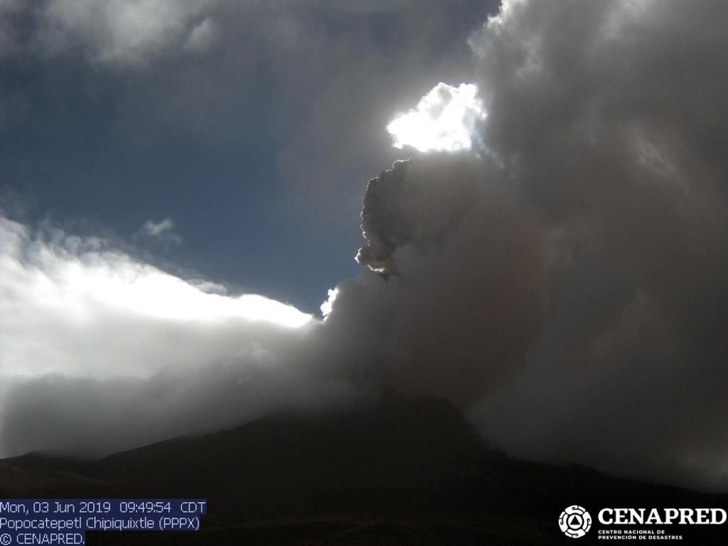 Registran 'fuerte' explosión del Popocatépetl; esperan caída de ceniza