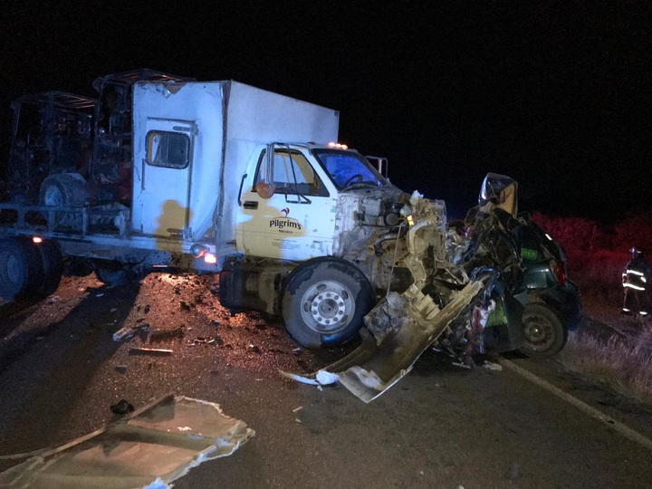 Muere taxista; chocó  de frente con camión