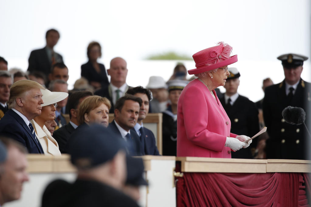 Isabel II y Trump homenajean a veteranos de Normandía