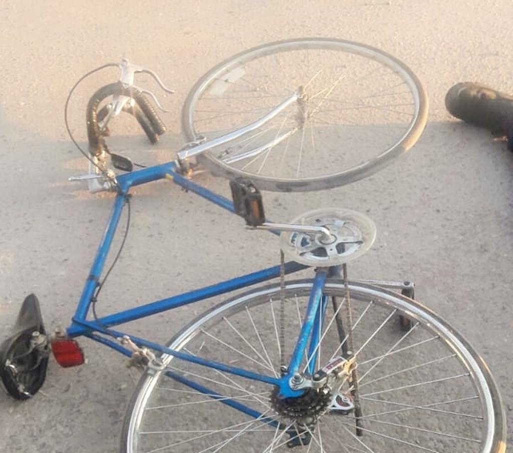 Camioneta arrolla a ciclista en el ejido Cuba