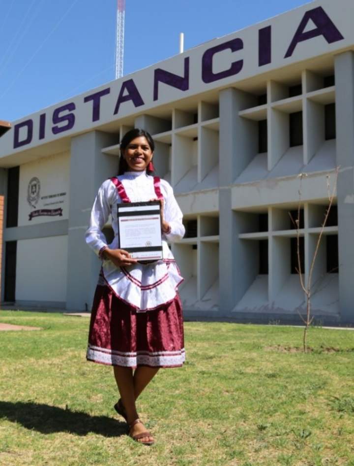 Mujer indígena de Durango se titula como ingeniera