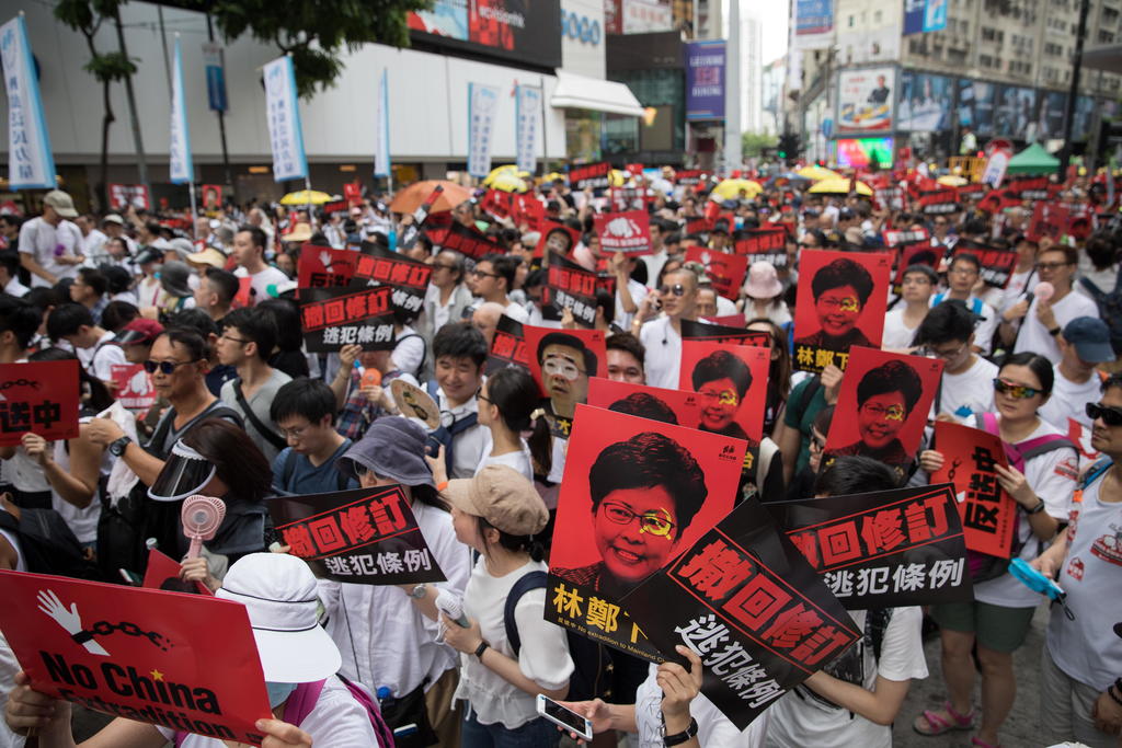 Miles marchan en Hong Kong contra propuesta de ley de extradición