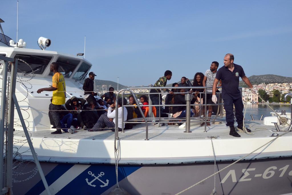 Mueren cinco adultos y dos niñas tras naufragio frente a la isla de Lesbos