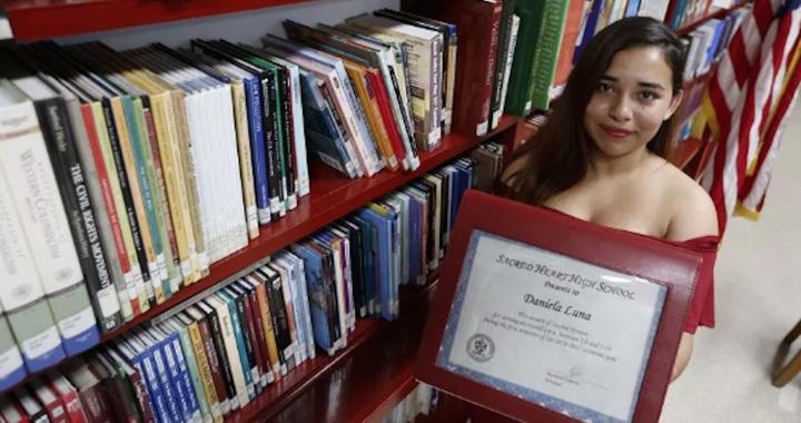 Joven migrante de Durango se gradúa con honores