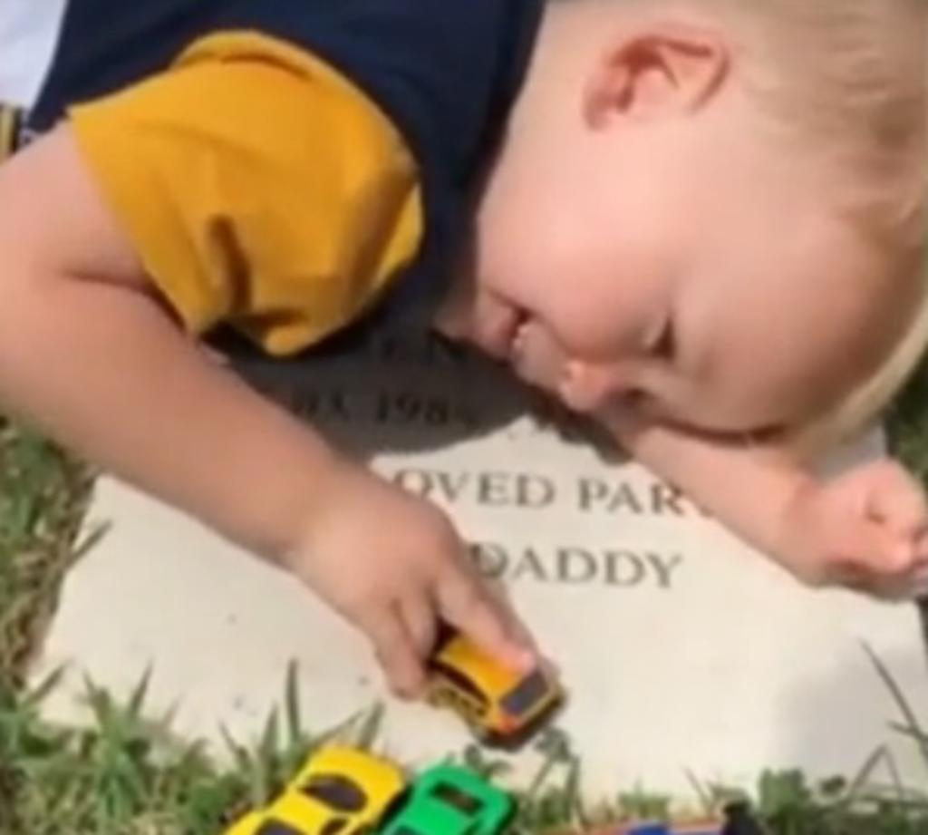 VIRAL: Niño cautiva al cantarle a su papá en su tumba