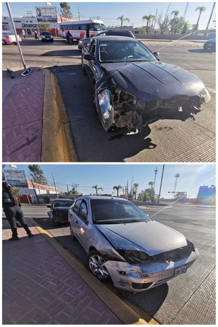 Dos autos muy dañados