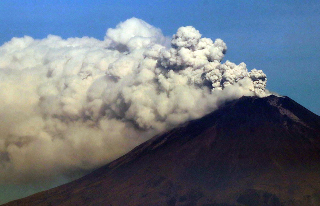 Esperan tres estados caída de ceniza por explosión del Popocatépetl