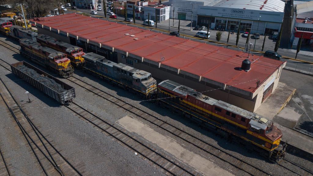 Bloquean vías del tren en Michoacán; demandan pago de becas