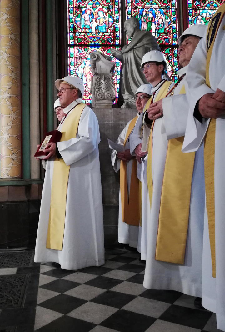 Realizan primera misa en Notre Dame tras incendio