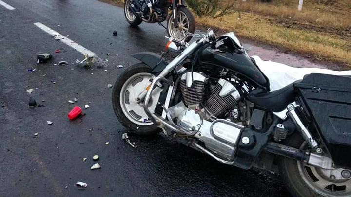 Muere motociclista en choque carretero