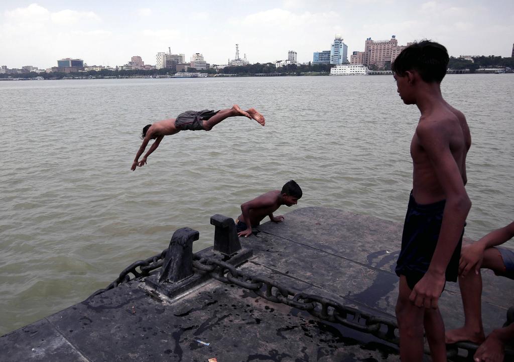 Mueren 44 personas por ola de calor en la India