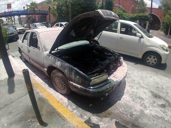 Vehículo arde en calles del Centro de Durango