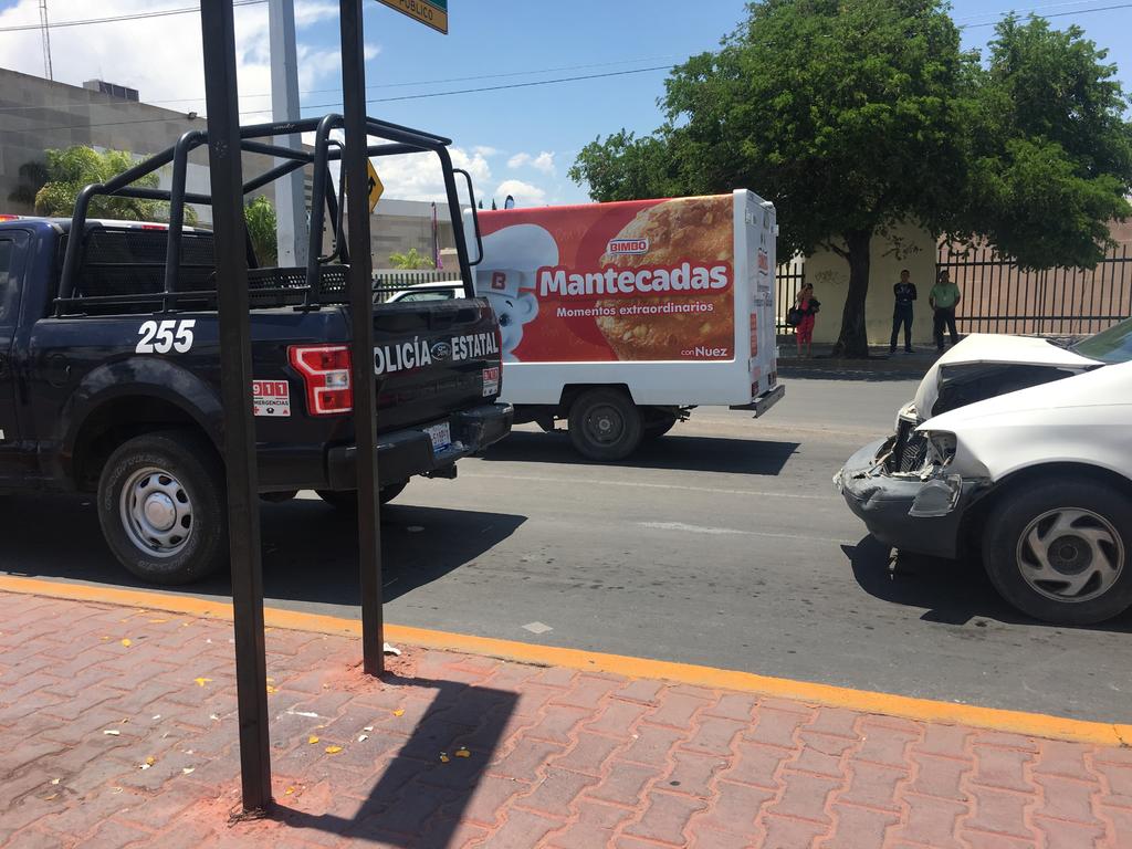 Camioneta familiar se impacta contra patrulla en Gómez Palacio