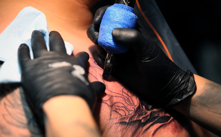 Tatuajes y perforaciones, limitantes temporales para donar sangre