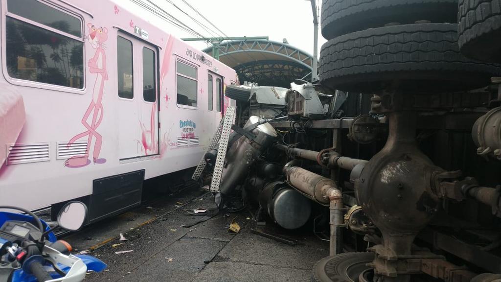 Choque de tractocamión y tren ligero deja cuatro heridos en Jalisco