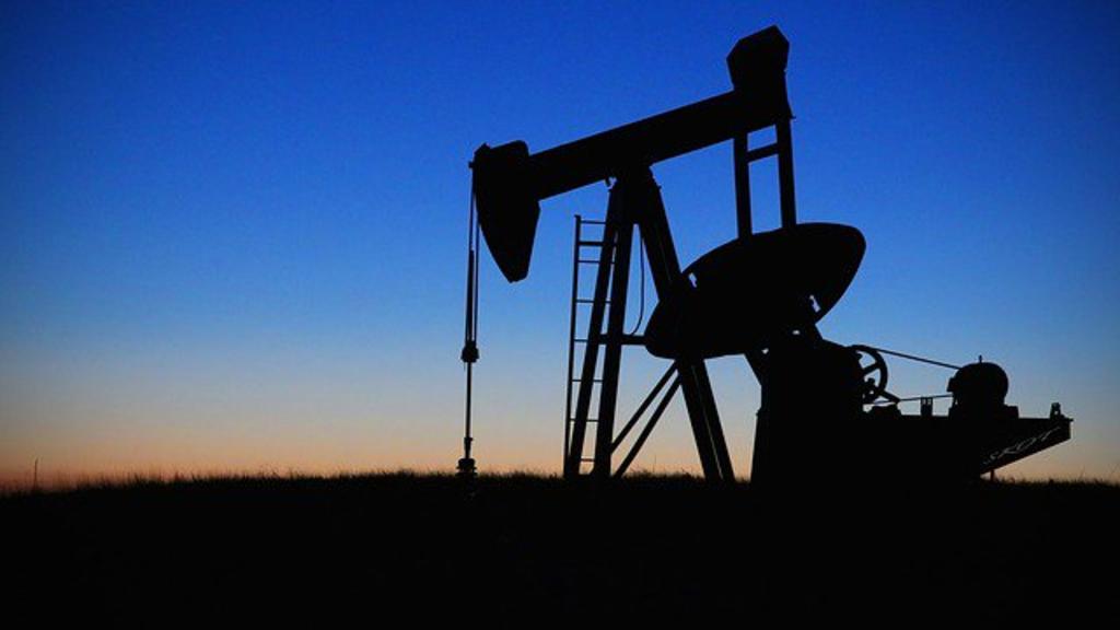 Valor del petróleo texano sube 6%, tras críticas de Trump a Irán