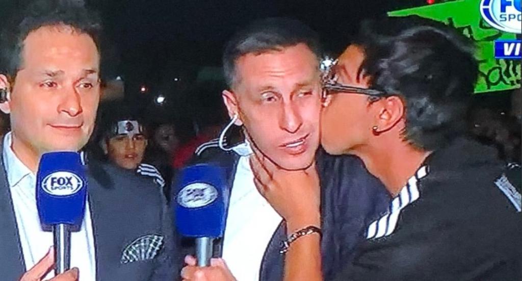 Aficionado besa al 'Chaco' Giménez durante enlace en vivo