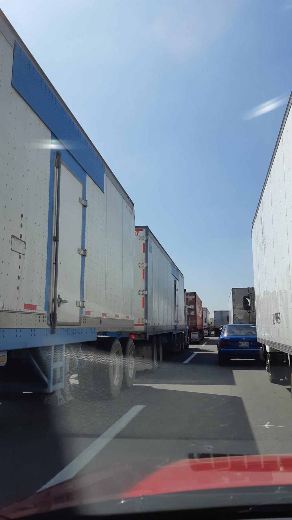 Transportistas bloquean autopista en Puebla; piden seguridad en carreteras