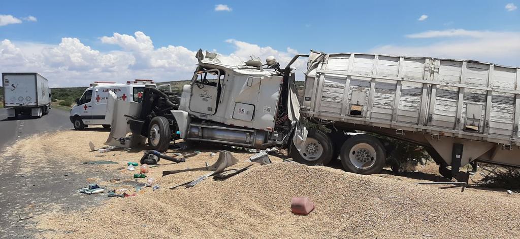 Volcadura de un tráiler en Cuencamé deja un lesionado