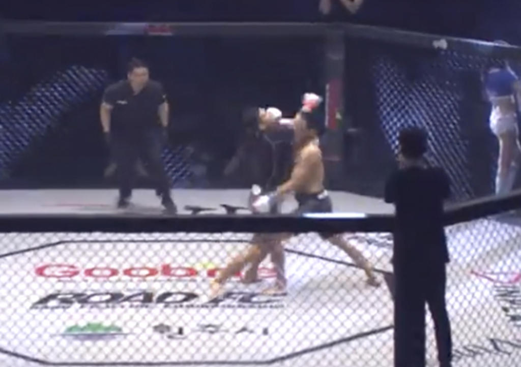 VIDEO: Luchador noquea a su oponente en 5 segundos