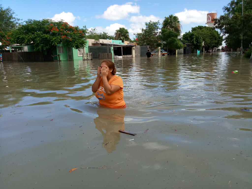 Inunda tromba 67 colonias en Reynosa