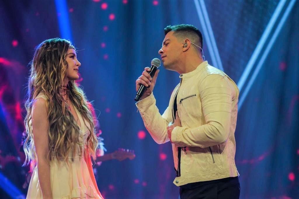 Dueto entre Yahir y Belinda cautiva en La Voz Azteca