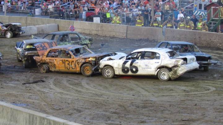 Destrucción sobre ruedas en el Derby de Demolición