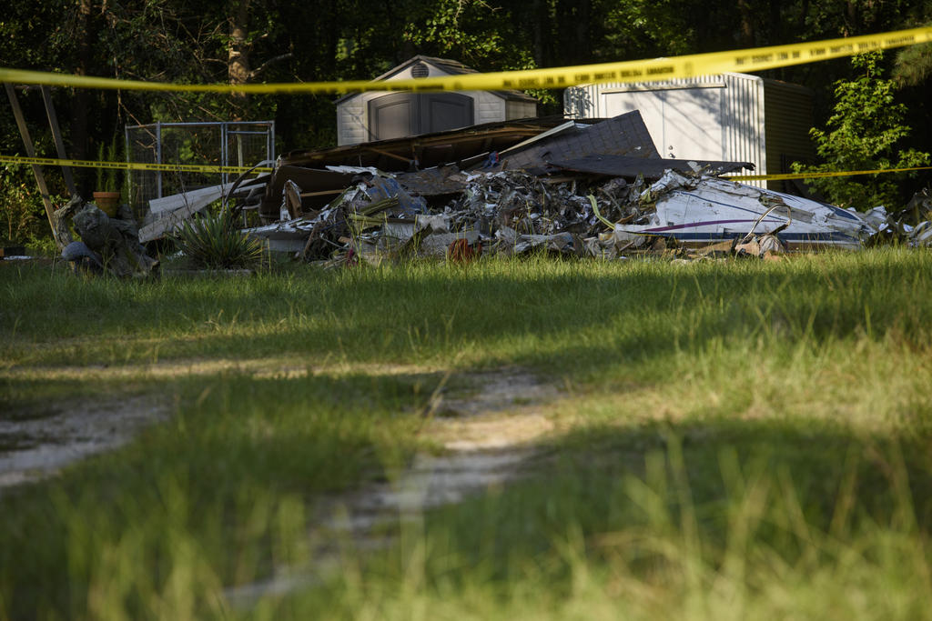 Cae avioneta sobre casa en Carolina del Norte; hay dos muertos