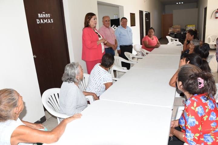 Supervisan labor de comedor comunitario