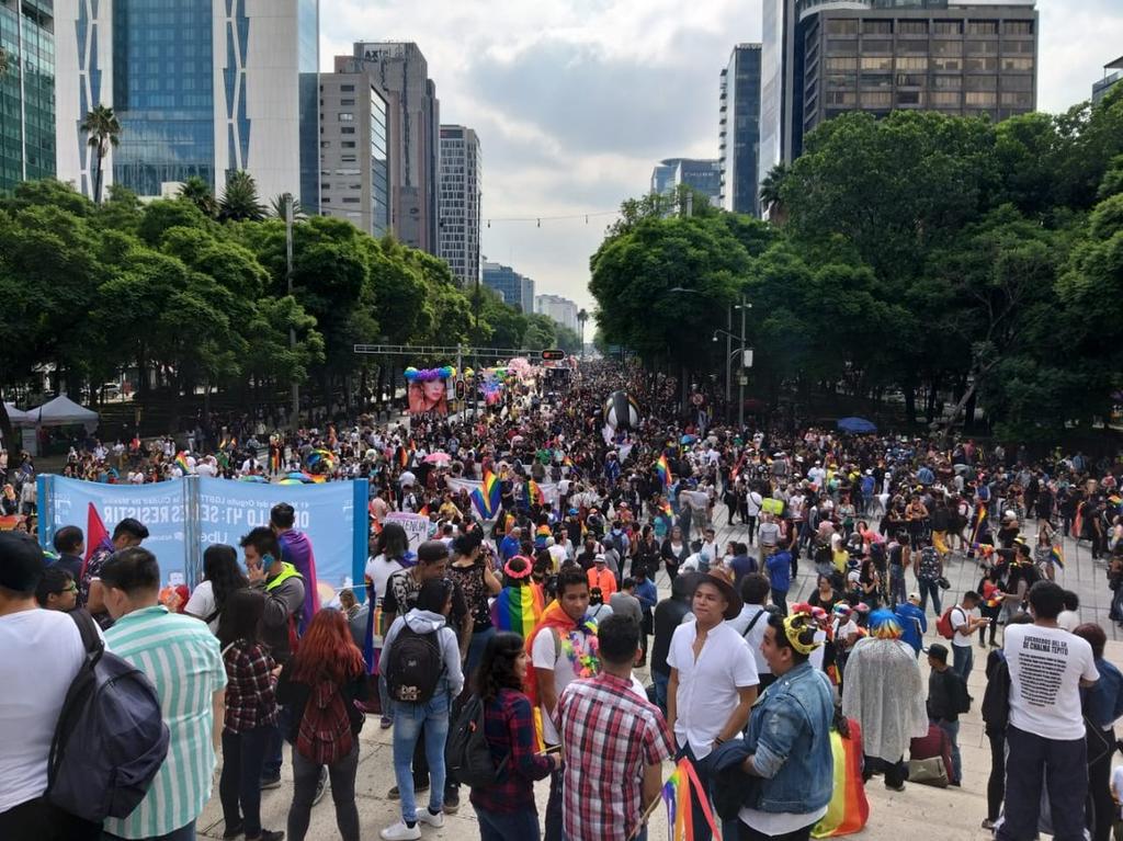 Contingentes para la Marcha LGBTTTI+ se reúnen en el Ángel de la Independencia