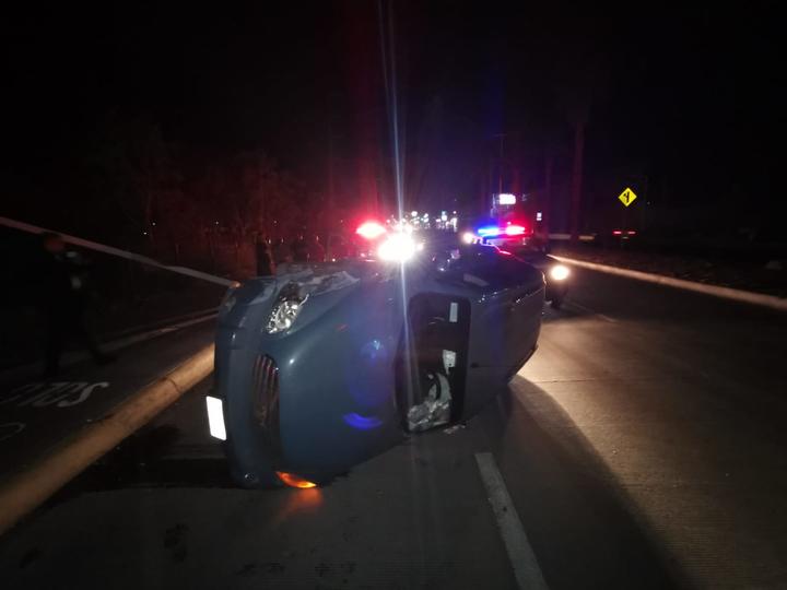 Vuelca vehículo en bulevar Guadiana; un lesionado