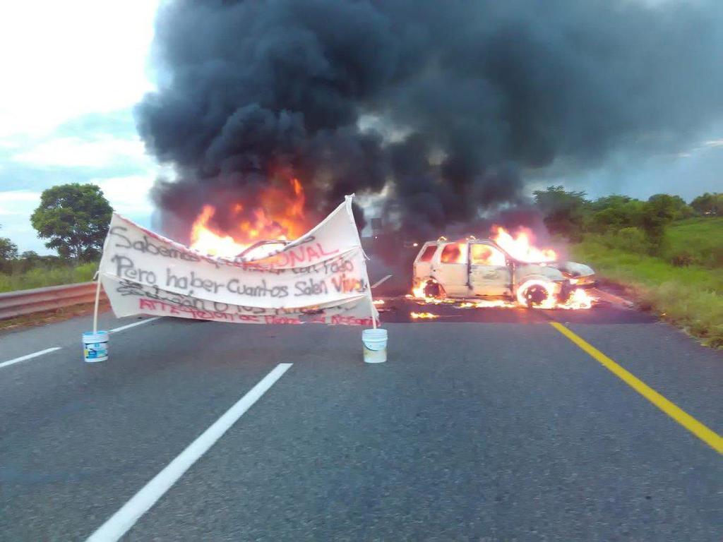 Queman autos y bloquean carretera en Tabasco