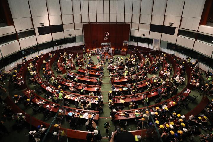 Manifestantes toman Parlamento de Hong Kong