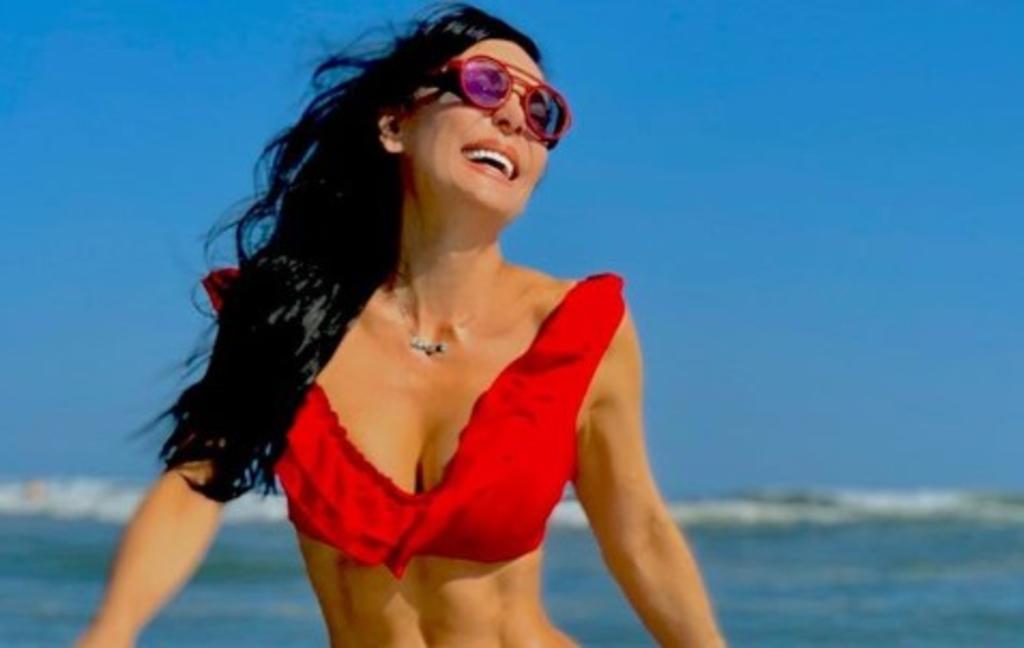 Maribel Guardia presume su cintura en bikini rojo desde la playa