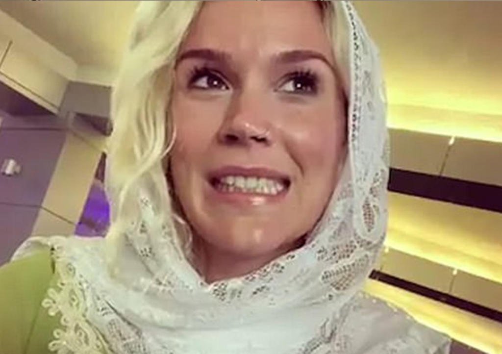 Cantante es deportada para que no cantara en público