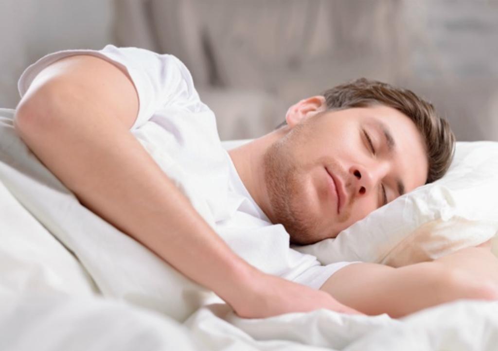 Tener sueño constantemente podría indicar Alzheimer