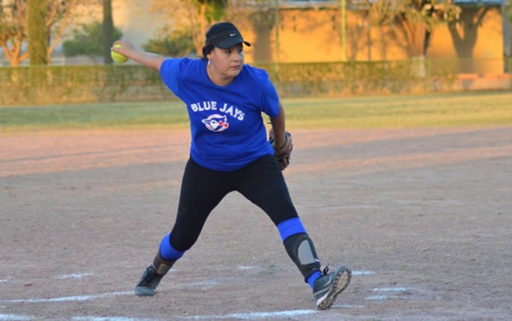 Vuela la pelota en el softbol femenil