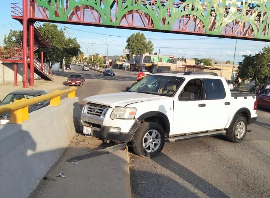Abandonan camioneta tras chocar contra puente en Gómez Palacio