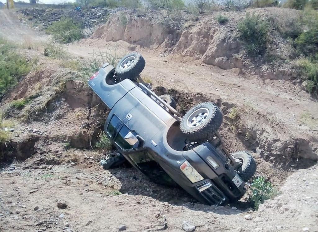 Vuelca camioneta dentro de un arroyo en Cuencamé
